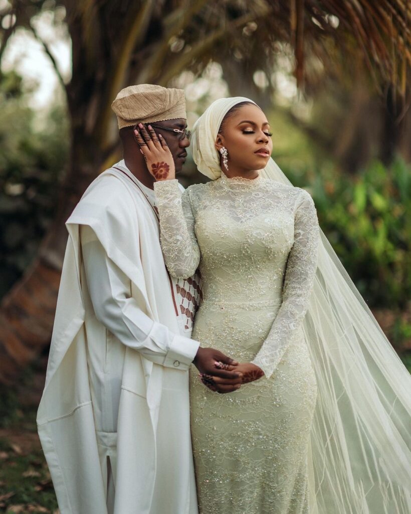 un homme et une femme qui font mariage