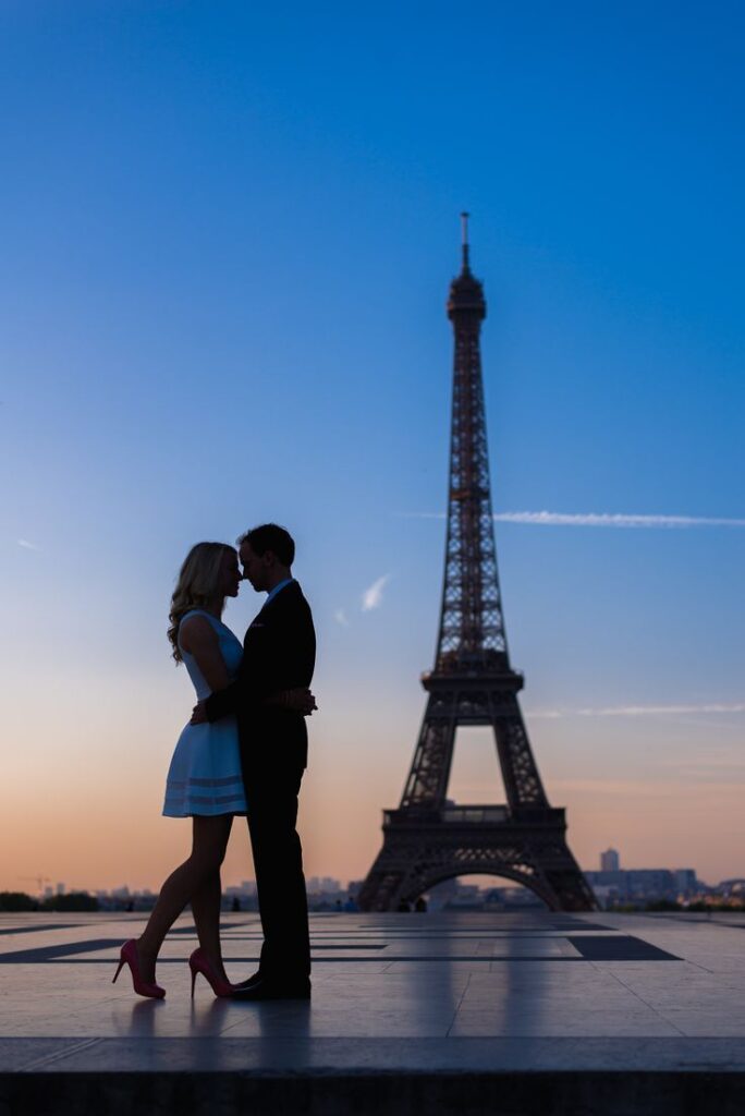 Photo d'engagement d'un couple à la Tour Eiffel