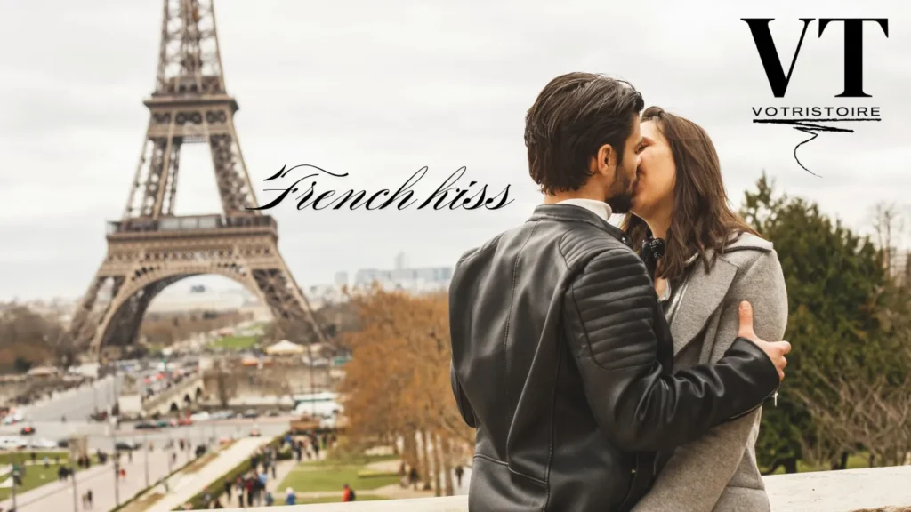 Type de baiser French kiss entre deux amoureux devant la Tour Eiffel à Paris