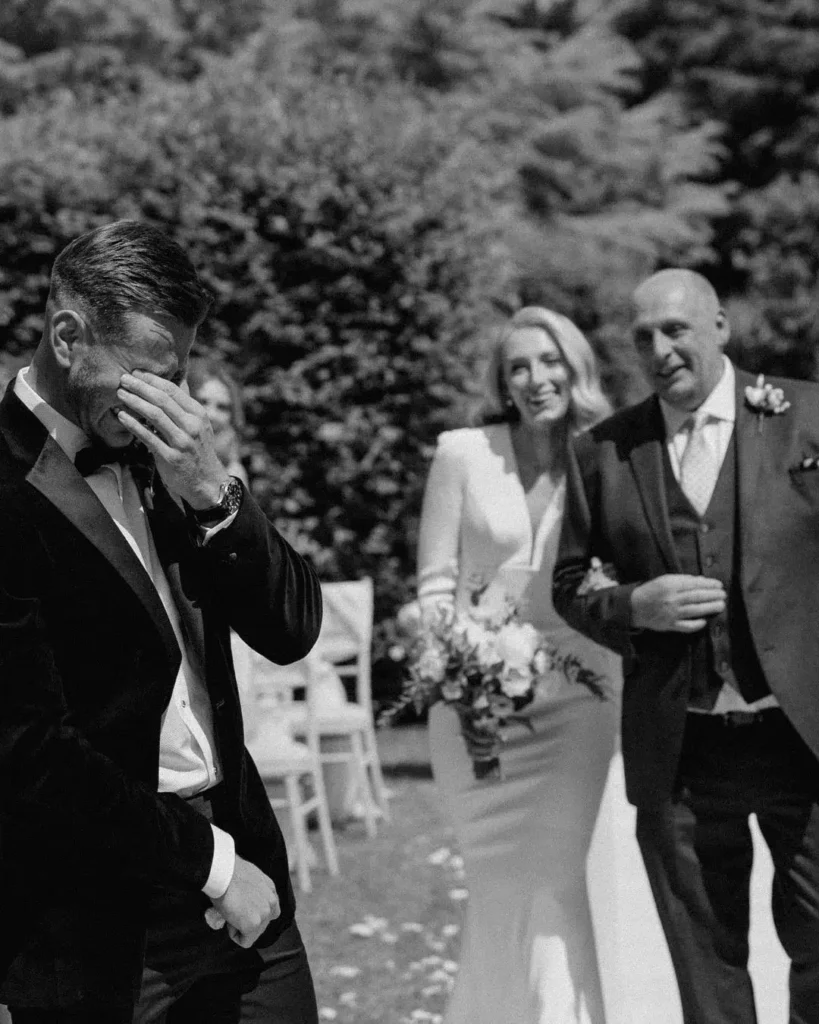 Vidéaste de mariage à Paris filmant un couple de mariés