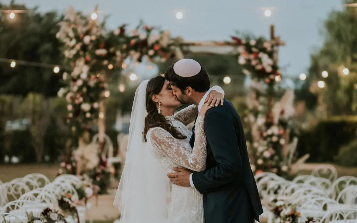 Photographes de mariage à Paris capturant un moment intime entre les mariés